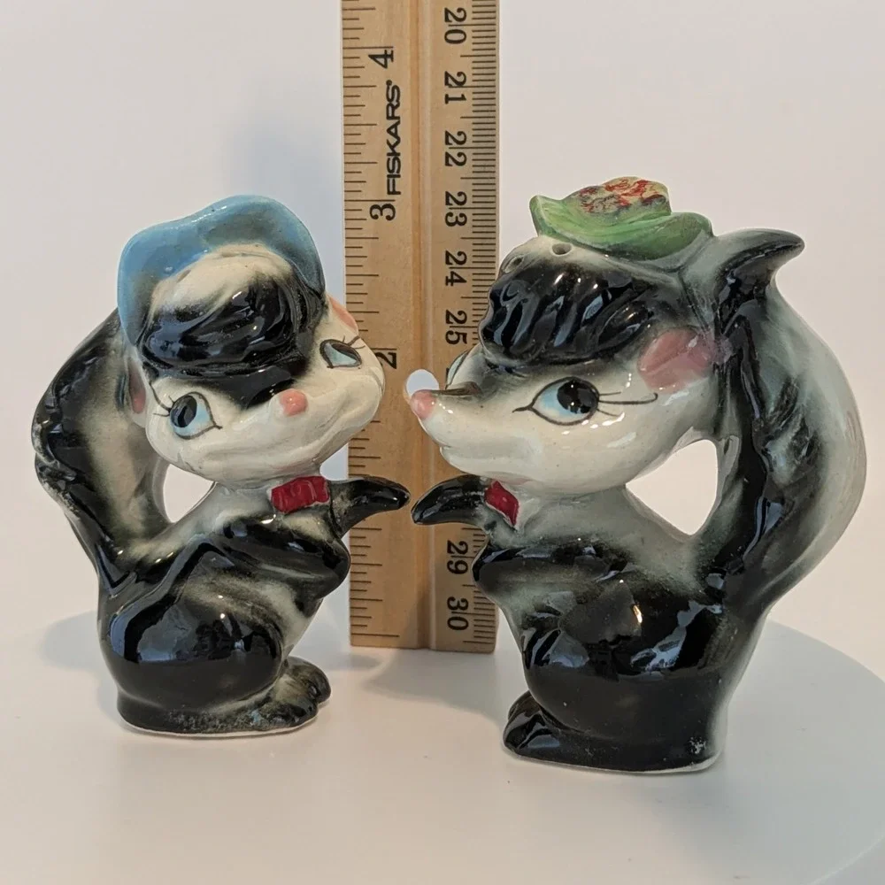 Vintage Skunk Couple Salt And Pepper Shakers Anthropomorphic Hats Japan‎
